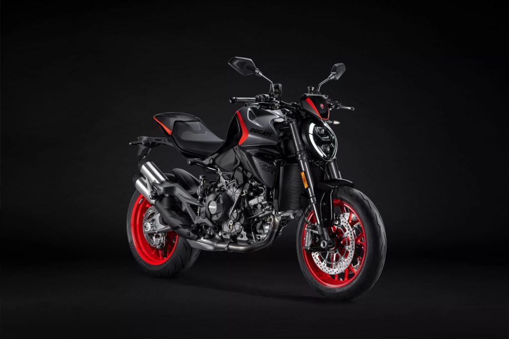 Imagem ilustrativa de um engenheiro trabalhando em um projeto de motocicleta Ducati Scrambler e, em contraste, um chef renomado preparando um prato gourmet em uma cozinha de luxo, simbolizando a transição de Guido Paternollo.