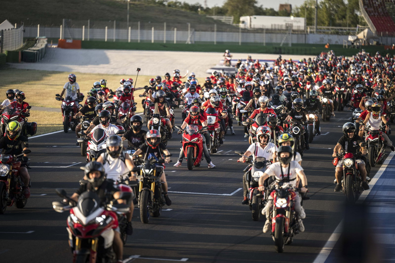 Fabrizio Cazzoli, novo Diretor Global de Vendas e Pós-Venda da Ducati, em um ambiente corporativo, simbolizando sua nova posição estratégica.