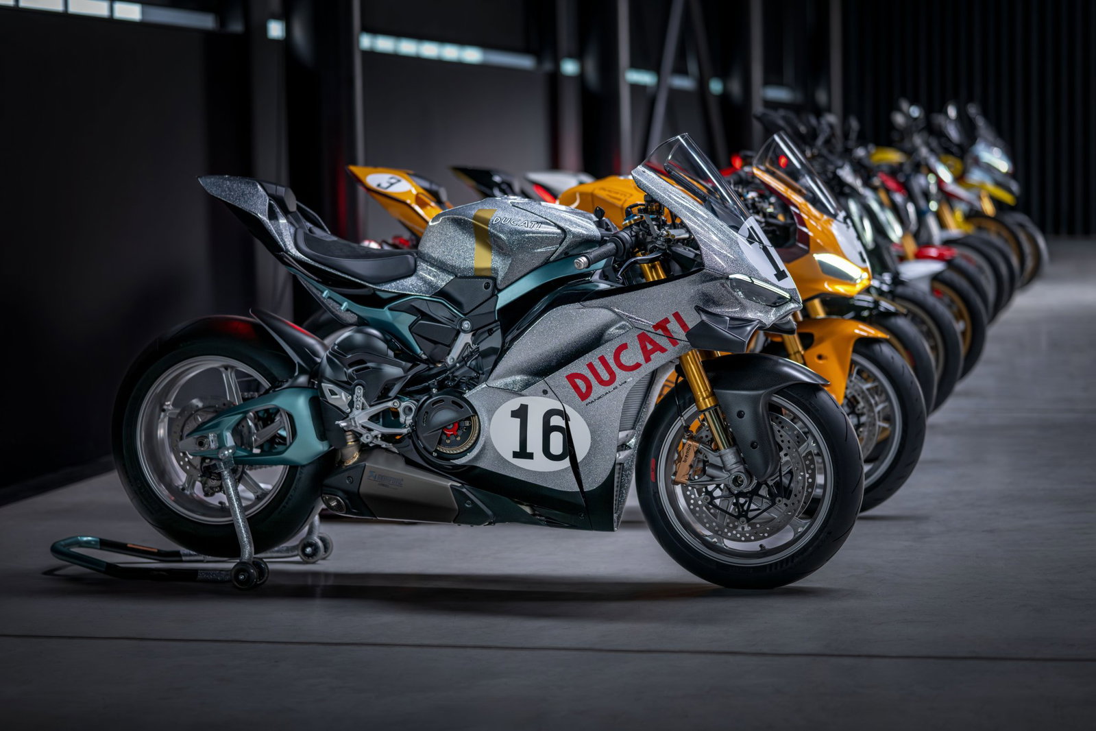 Fabrizio Cazzoli, novo Diretor Global de Vendas e Pós-Venda da Ducati, em um ambiente corporativo, simbolizando sua nova posição estratégica.