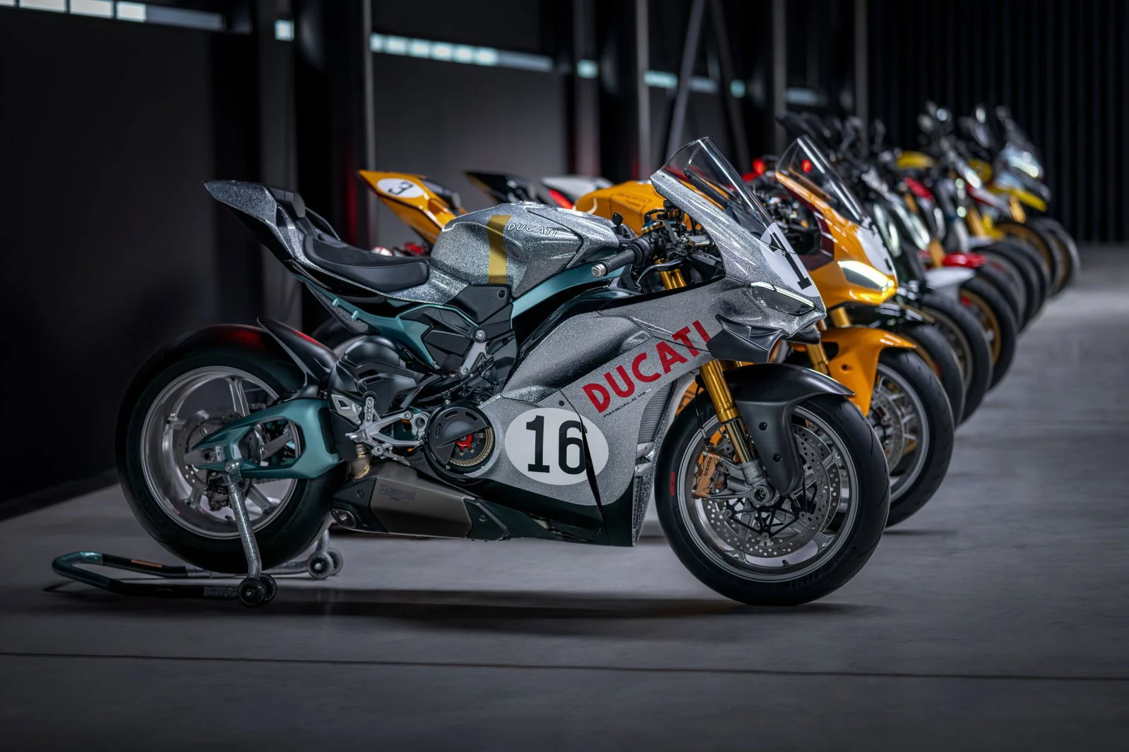 Fabrizio Cazzoli, novo Diretor Global de Vendas e Pós-Venda da Ducati, em um ambiente corporativo, simbolizando sua nova posição estratégica.