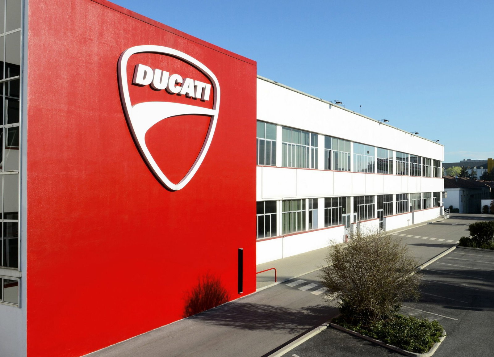 Fabrizio Cazzoli, novo Diretor Global de Vendas e Pós-Venda da Ducati, em um ambiente corporativo, simbolizando sua nova posição estratégica.