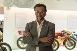 Fabrizio Cazzoli, novo Diretor Global de Vendas e Pós-Venda da Ducati, em um ambiente corporativo, simbolizando sua nova posição estratégica.