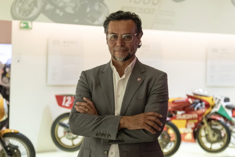 Fabrizio Cazzoli, novo Diretor Global de Vendas e Pós-Venda da Ducati, em um ambiente corporativo, simbolizando sua nova posição estratégica.