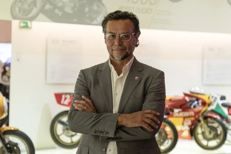 Fabrizio Cazzoli, novo Diretor Global de Vendas e Pós-Venda da Ducati, em um ambiente corporativo, simbolizando sua nova posição estratégica.