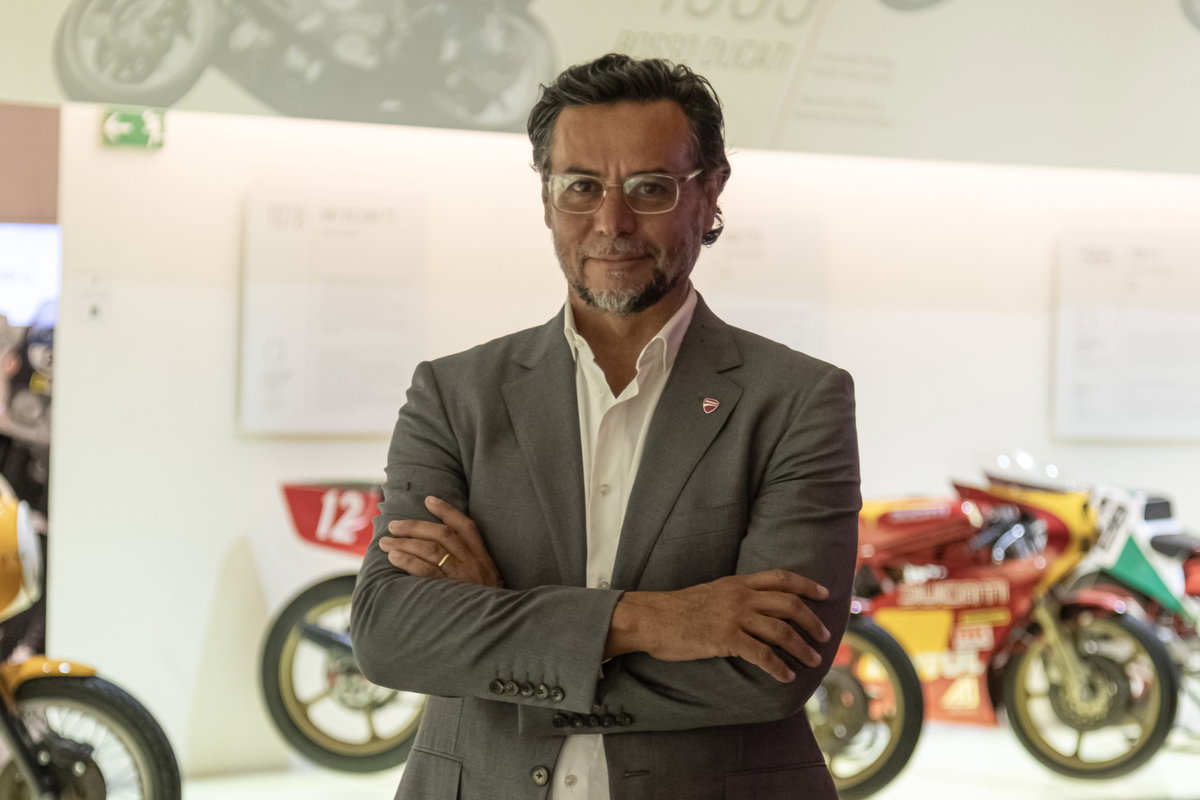 Fabrizio Cazzoli, novo Diretor Global de Vendas e Pós-Venda da Ducati, em um ambiente corporativo, simbolizando sua nova posição estratégica.
