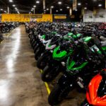 Concessionária da SuperBike Factory no Reino Unido antes do anúncio da falência, exibindo uma ampla gama de motocicletas usadas para venda.