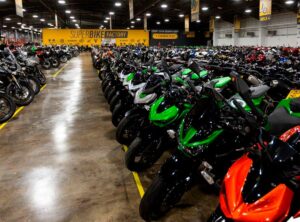 Concessionária da SuperBike Factory no Reino Unido antes do anúncio da falência, exibindo uma ampla gama de motocicletas usadas para venda.
