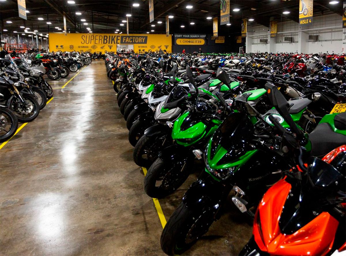 Concessionária da SuperBike Factory no Reino Unido antes do anúncio da falência, exibindo uma ampla gama de motocicletas usadas para venda.