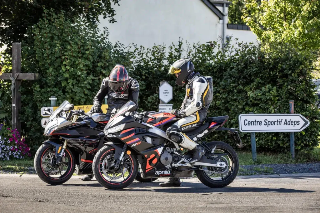 Uma linha de motocicletas de diversas marcas e origens, incluindo modelos japoneses, europeus e chineses, estacionadas em frente a uma paisagem urbana, simbolizando a diversidade e a competitividade do mercado global de duas rodas. Destaque para a qualidade e design moderno.
