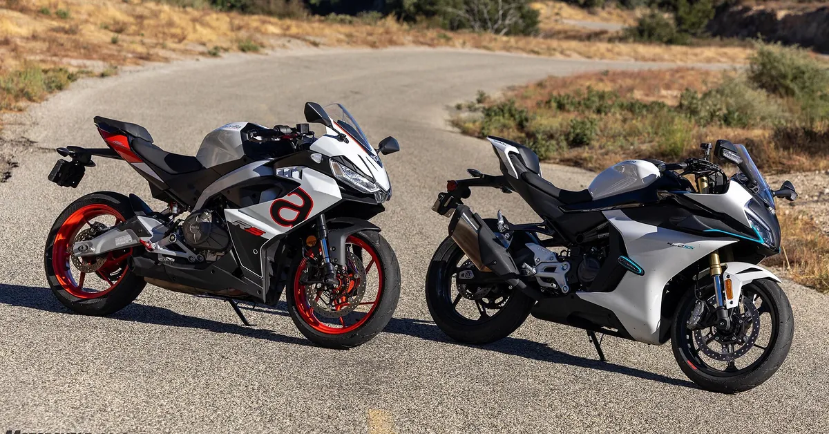 Uma linha de motocicletas de diversas marcas e origens, incluindo modelos japoneses, europeus e chineses, estacionadas em frente a uma paisagem urbana, simbolizando a diversidade e a competitividade do mercado global de duas rodas. Destaque para a qualidade e design moderno.