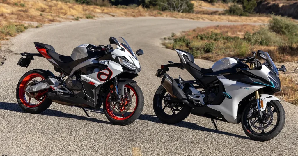 Uma linha de motocicletas de diversas marcas e origens, incluindo modelos japoneses, europeus e chineses, estacionadas em frente a uma paisagem urbana, simbolizando a diversidade e a competitividade do mercado global de duas rodas. Destaque para a qualidade e design moderno.