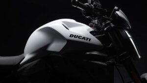 Imagem panorâmica da fábrica da Ducati em Borgo Panigale, na Itália, com motocicletas de alta performance em destaque, representando a excelência e tradição da marca.