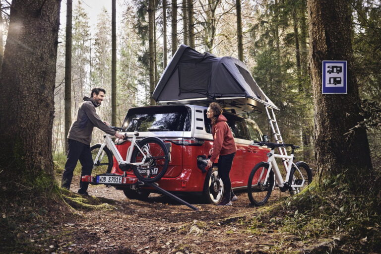Imagem de uma e-bike da Volkswagen ao lado de uma motocicleta Ducati, simbolizando o dilema estratégico do grupo automotivo.