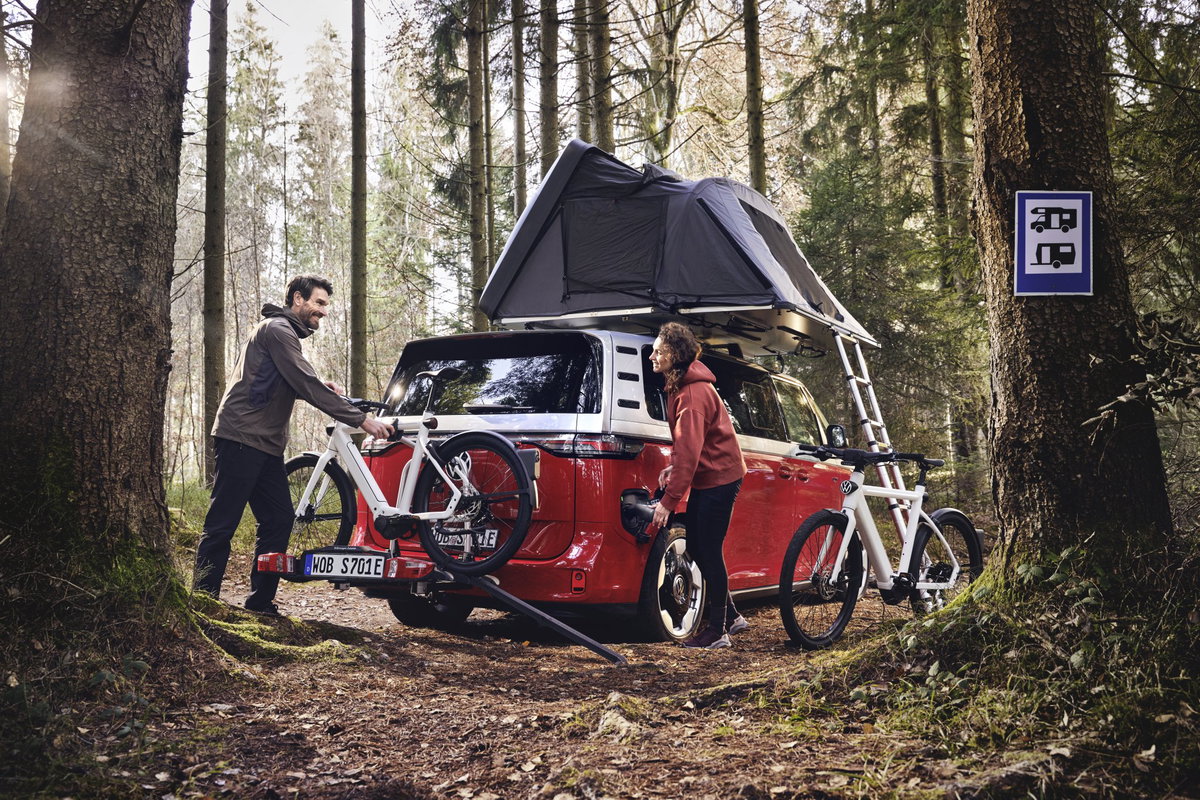 Imagem de uma e-bike da Volkswagen ao lado de uma motocicleta Ducati, simbolizando o dilema estratégico do grupo automotivo.
