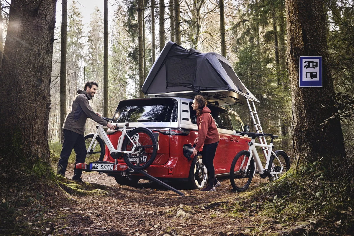 Imagem de uma e-bike da Volkswagen ao lado de uma motocicleta Ducati, simbolizando o dilema estratégico do grupo automotivo.