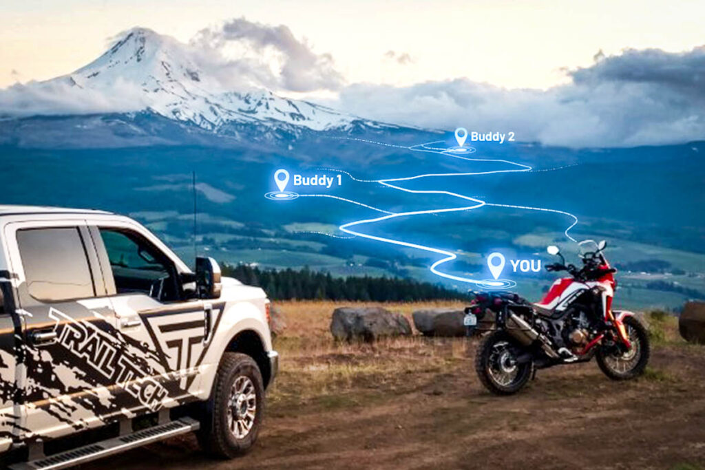Close-up do sistema GPS off-road Trail Tech Voyager Pro4 montado em uma motocicleta, exibindo sua tela colorida e robustez.