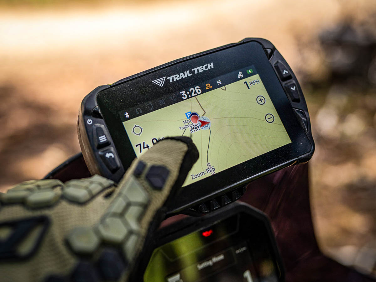 Close-up do sistema GPS off-road Trail Tech Voyager Pro4 montado em uma motocicleta, exibindo sua tela colorida e robustez.