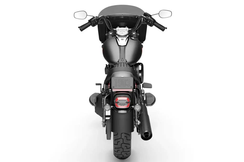 Harley-Davidson Deadwood 2026 estacionada, destacando seu acabamento Denim Black e o design clássico da linha Softail, ideal para pilotos que buscam tradição.