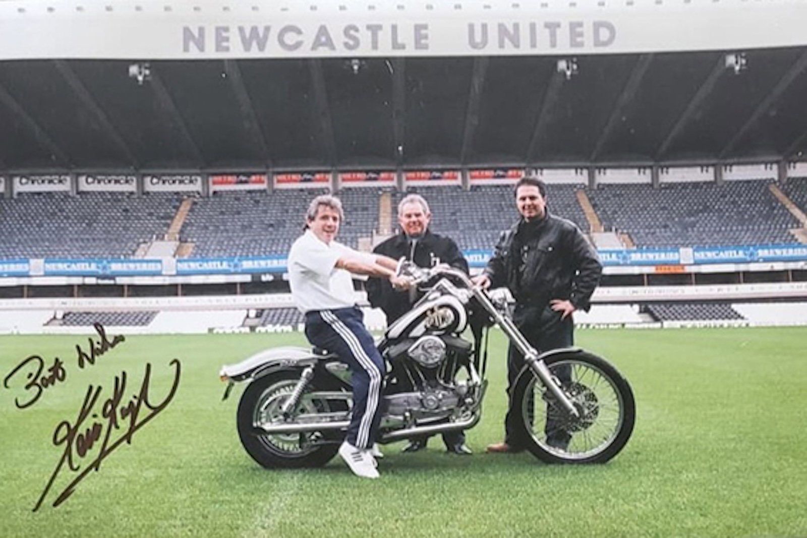 Harley-Davidson personalizada com tema do Newcastle United, pertencente ao lendário jogador Kevin Keegan, exibida antes de um leilão.