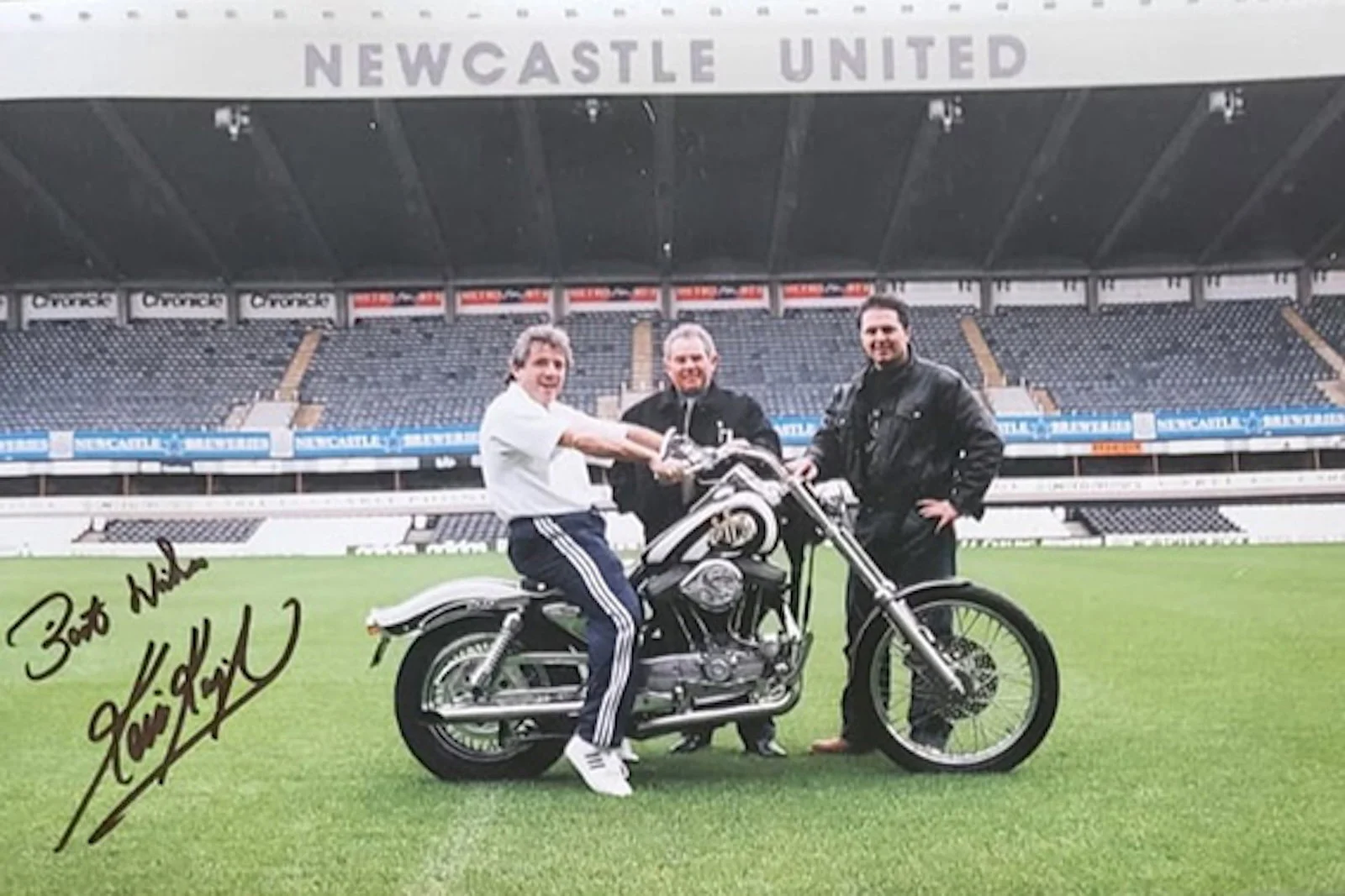 Harley-Davidson personalizada com tema do Newcastle United, pertencente ao lendário jogador Kevin Keegan, exibida antes de um leilão.