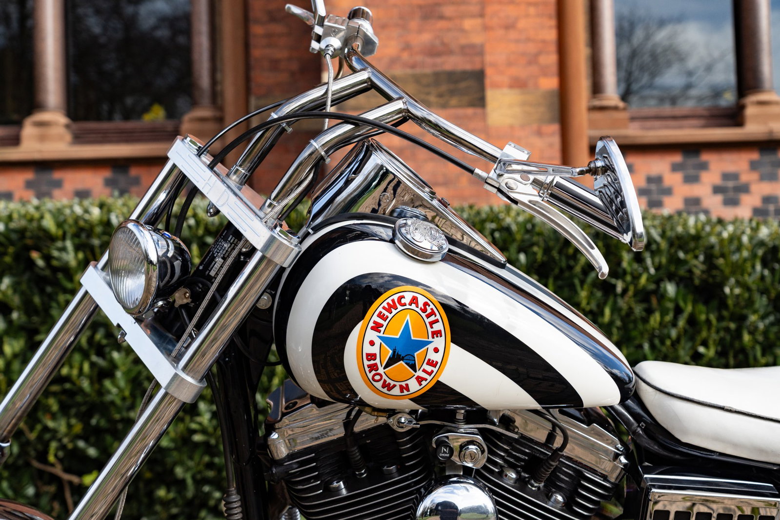 Harley-Davidson personalizada com tema do Newcastle United, pertencente ao lendário jogador Kevin Keegan, exibida antes de um leilão.