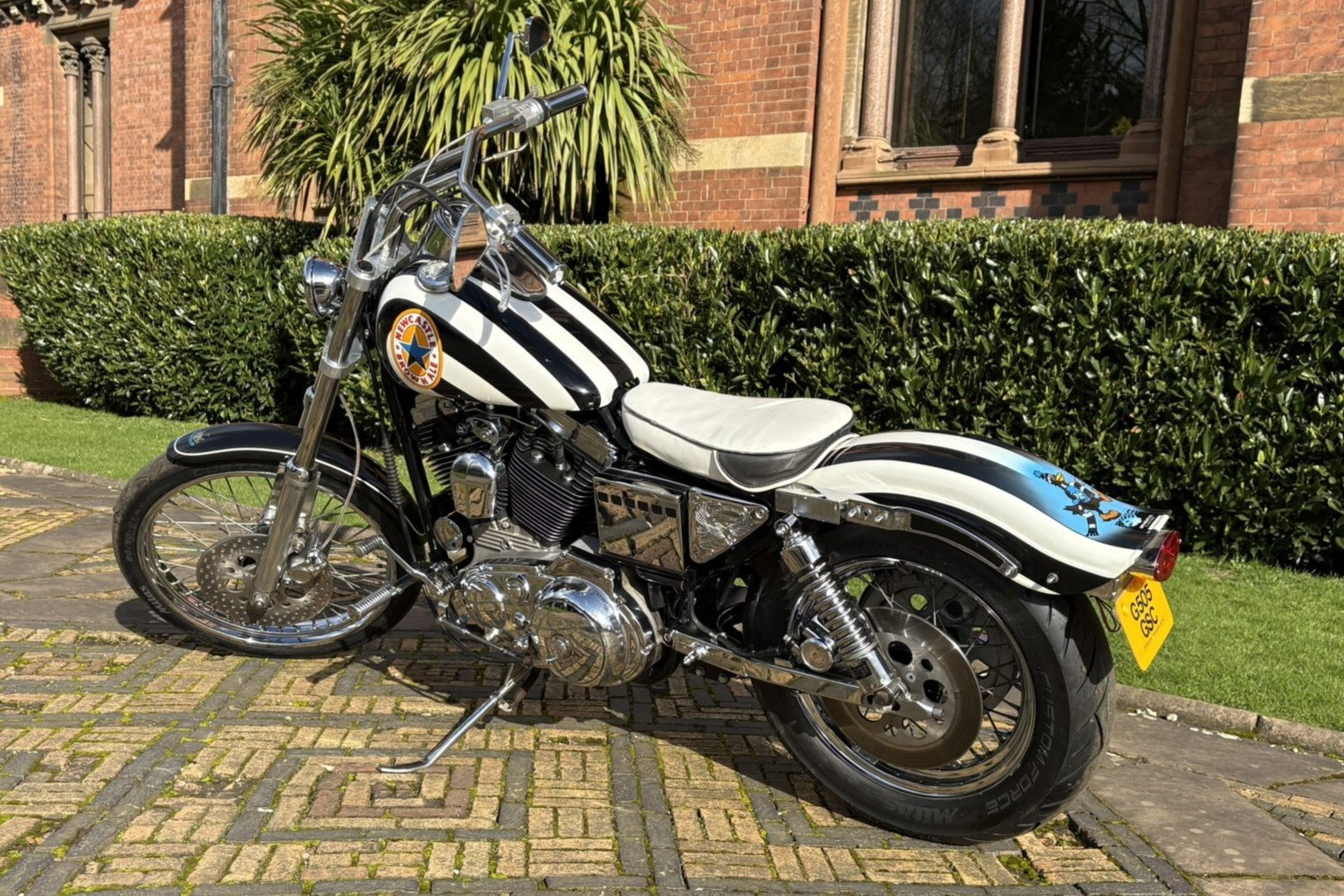Harley-Davidson personalizada com tema do Newcastle United, pertencente ao lendário jogador Kevin Keegan, exibida antes de um leilão.