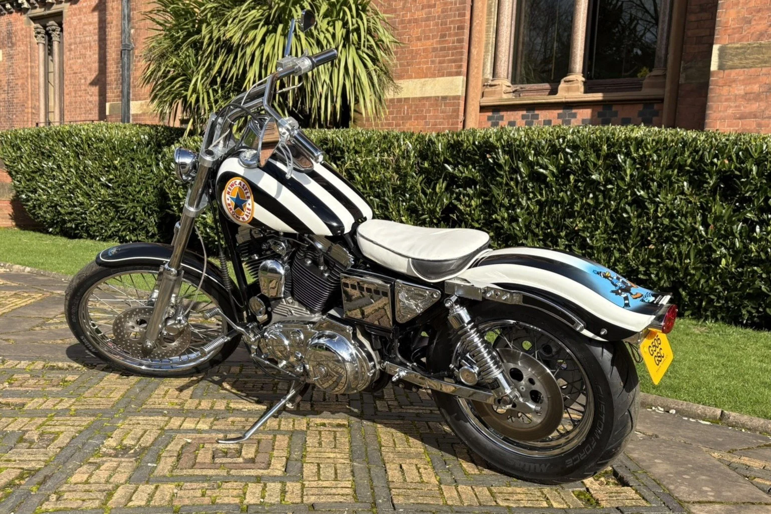 Harley-Davidson personalizada com tema do Newcastle United, pertencente ao lendário jogador Kevin Keegan, exibida antes de um leilão.