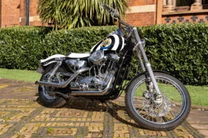 Harley-Davidson personalizada com tema do Newcastle United, pertencente ao lendário jogador Kevin Keegan, exibida antes de um leilão.