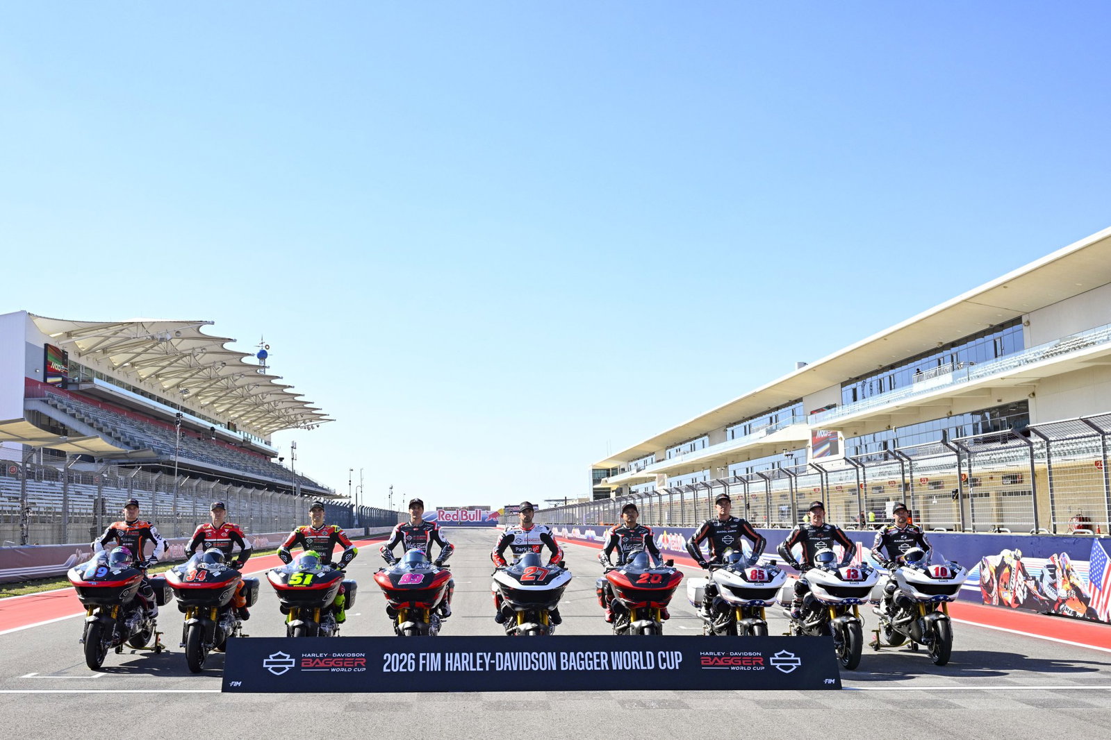 Motocicletas Harley-Davidson Bagger personalizadas competindo em uma pista, com fãs assistindo e o logotipo do MotoGP ao fundo, destacando a emoção do evento.