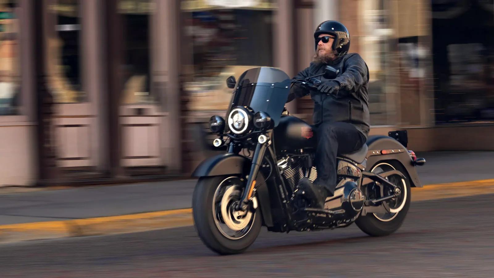 Multidão de motociclistas em suas Harley-Davidson reunidos durante a Sturgis Motorcycle Rally, com a paisagem das Black Hills ao fundo.