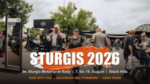 Multidão de motociclistas em suas Harley-Davidson reunidos durante a Sturgis Motorcycle Rally, com a paisagem das Black Hills ao fundo.