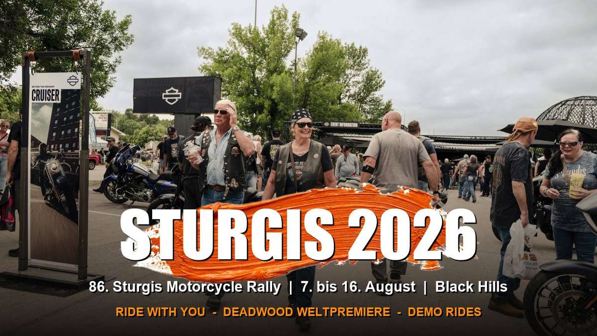 Multidão de motociclistas em suas Harley-Davidson reunidos durante a Sturgis Motorcycle Rally, com a paisagem das Black Hills ao fundo.