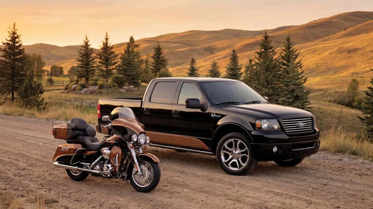 Harley-Davidson customizada e Ford F-150 edição especial em leilão beneficente para a fundação RMEF, em prol da vida selvagem.