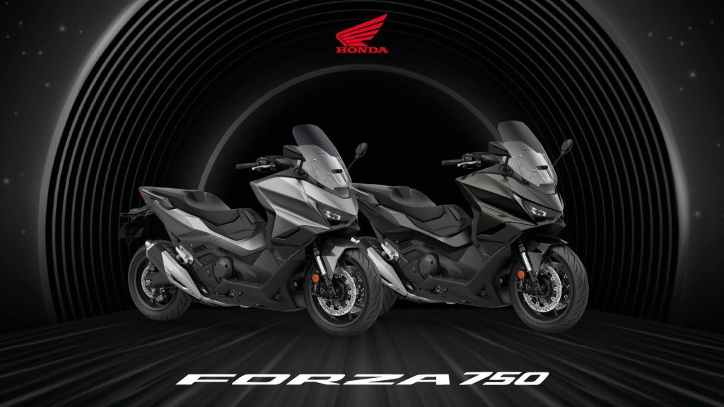 Três motocicletas Honda, X-ADV, Forza 750 e NC750X, exibindo suas novas opções de cores vibrantes para o ano de 2027, estacionadas lado a lado.