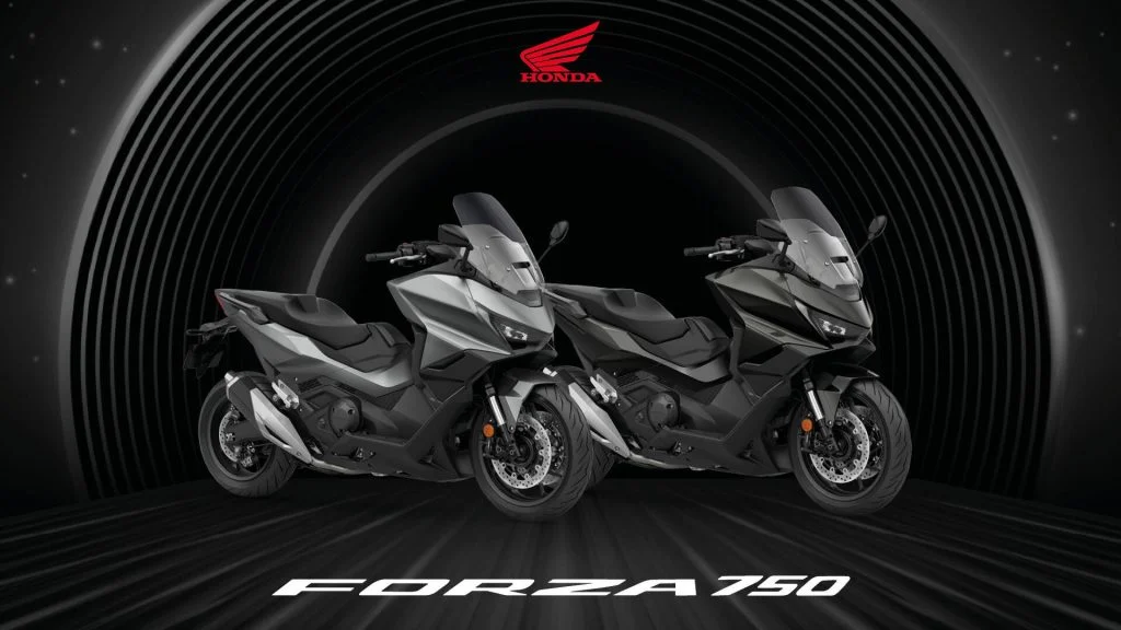 Três motocicletas Honda, X-ADV, Forza 750 e NC750X, exibindo suas novas opções de cores vibrantes para o ano de 2027, estacionadas lado a lado.