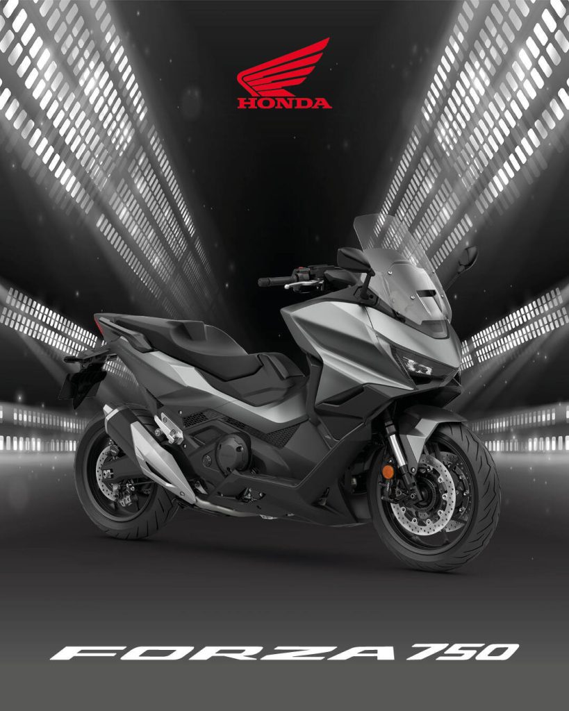 Três motocicletas Honda, X-ADV, Forza 750 e NC750X, exibindo suas novas opções de cores vibrantes para o ano de 2027, estacionadas lado a lado.