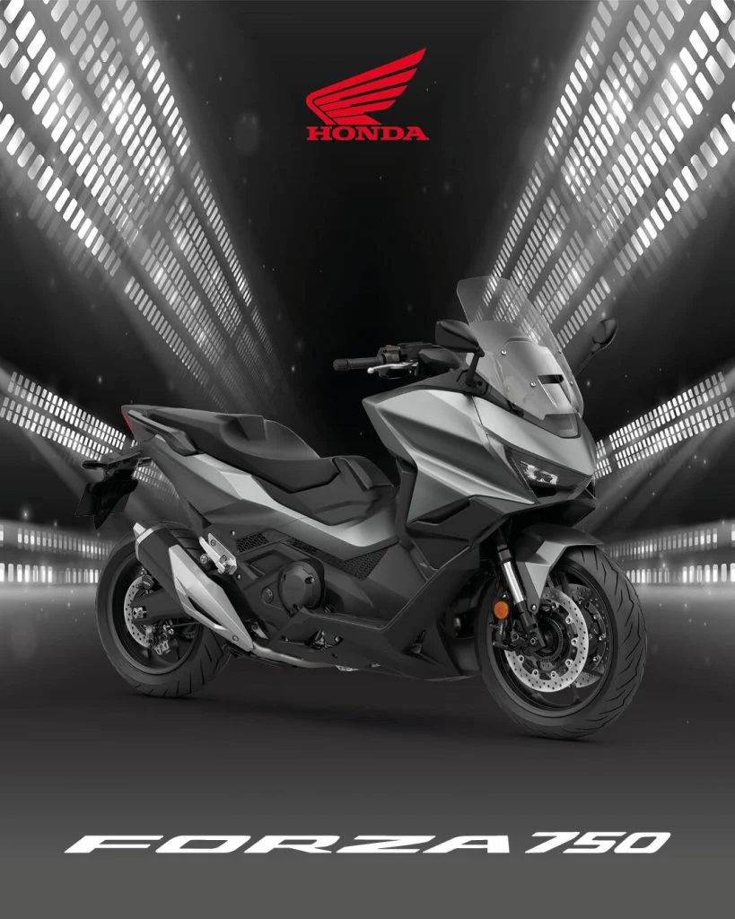 Três motocicletas Honda, X-ADV, Forza 750 e NC750X, exibindo suas novas opções de cores vibrantes para o ano de 2027, estacionadas lado a lado.