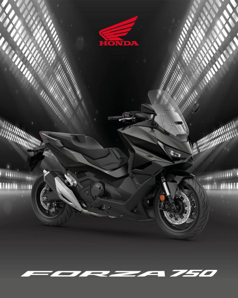Três motocicletas Honda, X-ADV, Forza 750 e NC750X, exibindo suas novas opções de cores vibrantes para o ano de 2027, estacionadas lado a lado.