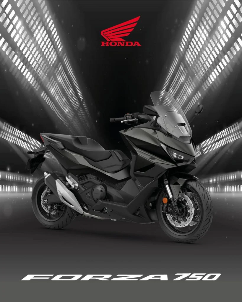 Três motocicletas Honda, X-ADV, Forza 750 e NC750X, exibindo suas novas opções de cores vibrantes para o ano de 2027, estacionadas lado a lado.