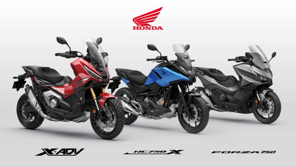 Três motocicletas Honda, X-ADV, Forza 750 e NC750X, exibindo suas novas opções de cores vibrantes para o ano de 2027, estacionadas lado a lado.