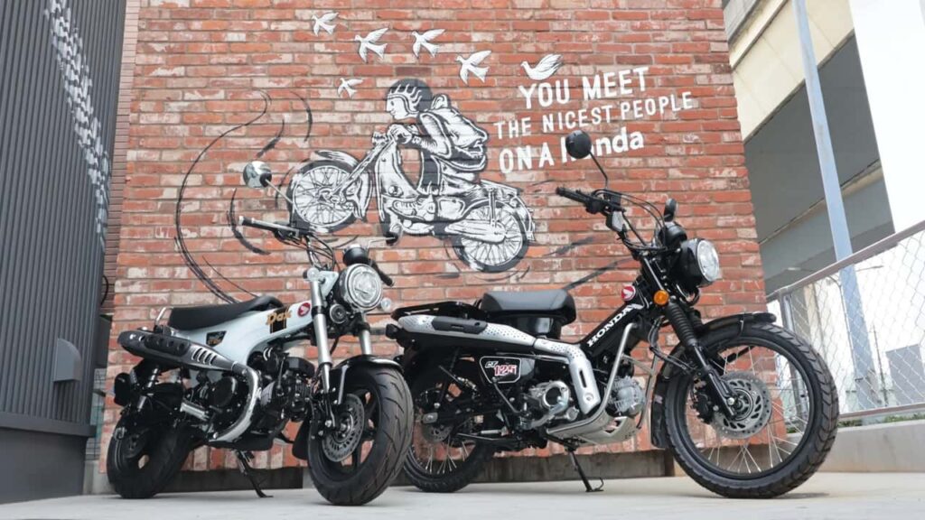 Fachada moderna e convidativa do Honda Cub House no Japão, exibindo motocicletas personalizadas e um ambiente de cafe.
