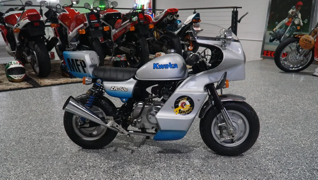 Honda Monkey 1986 customizada no estilo Mad Max, com pintura preta e detalhes cromados, inspirada na lendária motocicleta de Jim Goose, o policial de Mad Max.