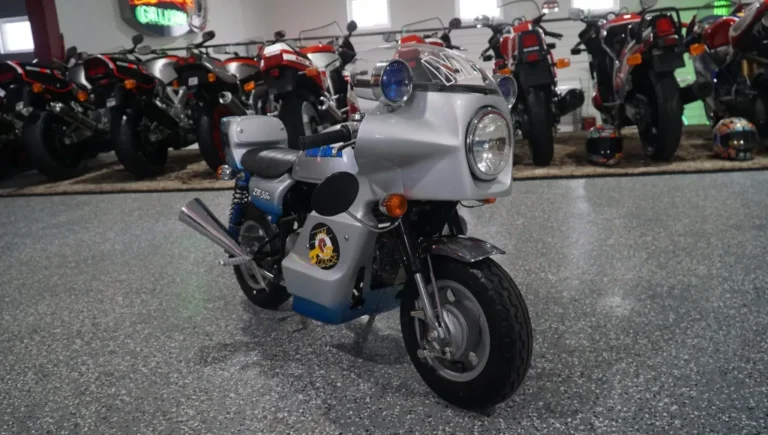 Honda Monkey 1986 customizada no estilo Mad Max, com pintura preta e detalhes cromados, inspirada na lendária motocicleta de Jim Goose, o policial de Mad Max.