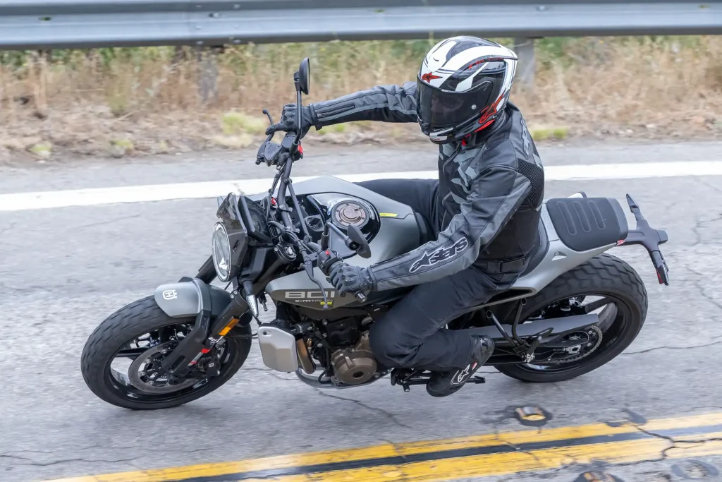 Vista lateral da 2027 Husqvarna Svartpilen 801 SE em um ambiente urbano, destacando seu design moderno e cores exclusivas da Style Edition.