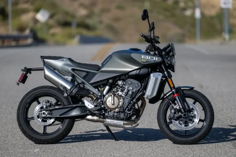 Vista lateral da 2027 Husqvarna Svartpilen 801 SE em um ambiente urbano, destacando seu design moderno e cores exclusivas da Style Edition.