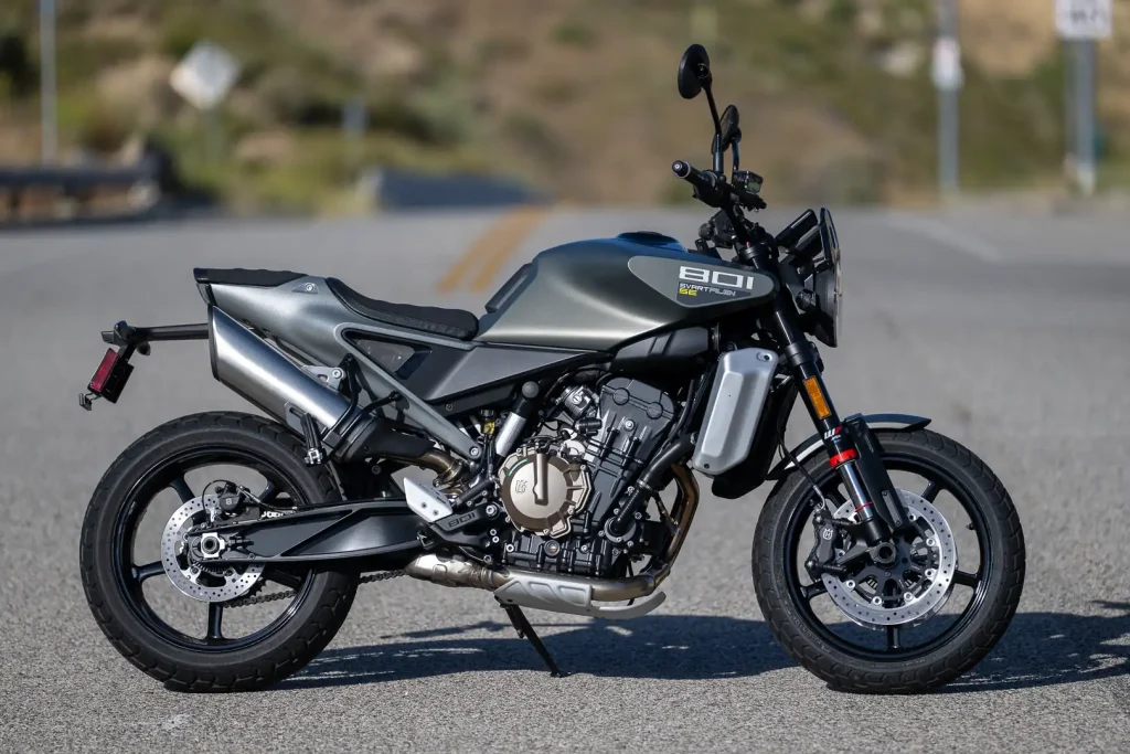 Vista lateral da 2027 Husqvarna Svartpilen 801 SE em um ambiente urbano, destacando seu design moderno e cores exclusivas da Style Edition.