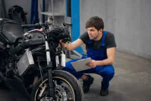 Motociclista europeu apresentando sua moto para inspeção técnica periódica, com inspetor verificando componentes de segurança.