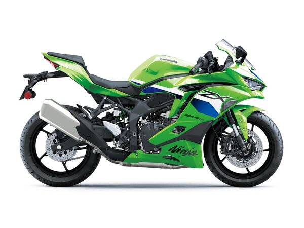 Kawasaki Ninja ZX-4R e ZX-4RR lado a lado, destacando as diferenças de suspensão e acabamento para os entusiastas da alta performance.