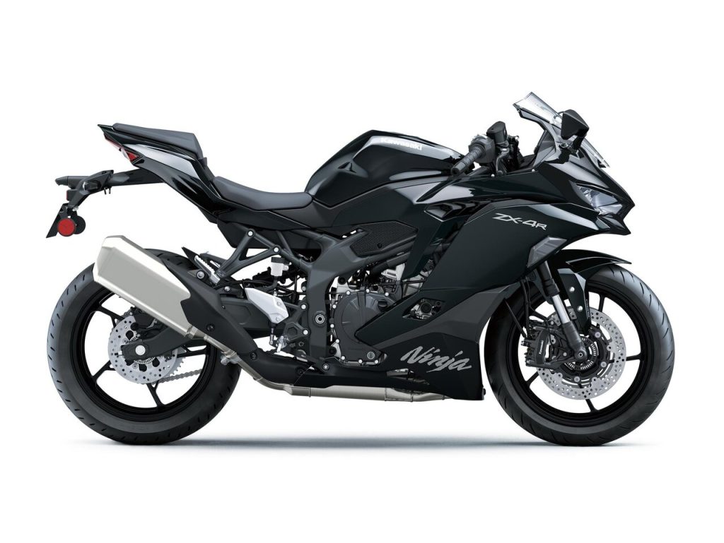 Kawasaki Ninja ZX-4R e ZX-4RR lado a lado, destacando as diferenças de suspensão e acabamento para os entusiastas da alta performance.