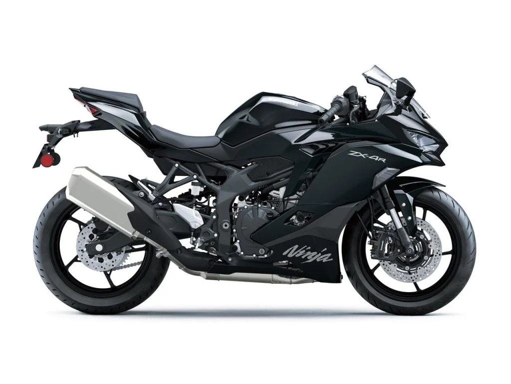 Kawasaki Ninja ZX-4R e ZX-4RR lado a lado, destacando as diferenças de suspensão e acabamento para os entusiastas da alta performance.